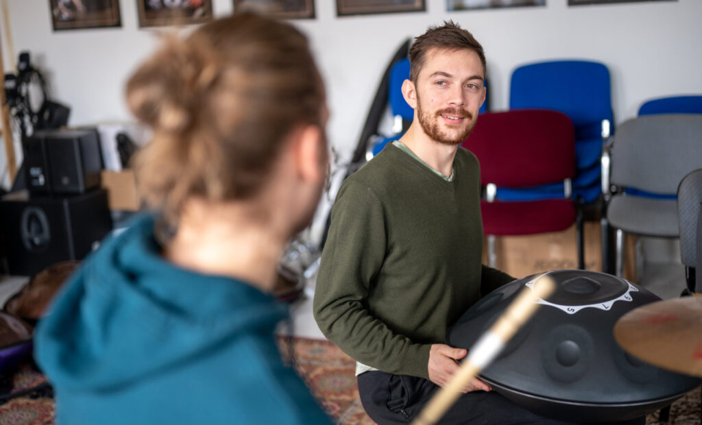 Handpan and drum player
